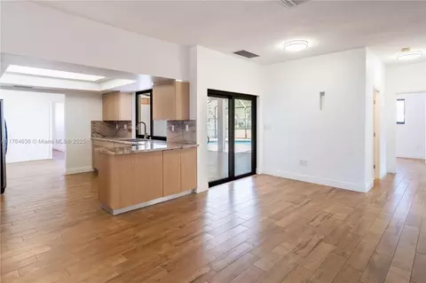 Living - 8480 Dundee Ter, Miami Lakes, FL 33016 photo 2 of 7