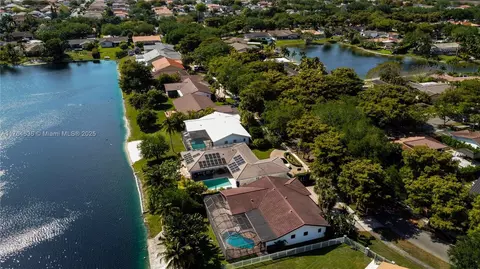 View/Area - 8480 Dundee Ter, Miami Lakes, FL 33016 photo 6 of 8