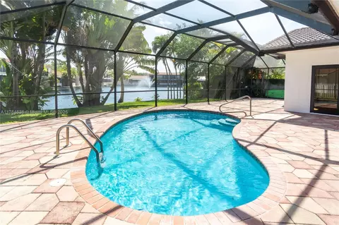 Exterior - 8480 Dundee Ter, Miami Lakes, FL 33016 photo 6 of 8
