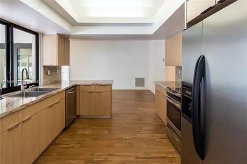 Kitchen - 8480 Dundee Ter, Miami Lakes, FL 33016 photo 4 of 5