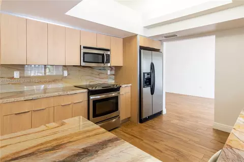 Kitchen - 8480 Dundee Ter, Miami Lakes, FL 33016 photo 2 of 5