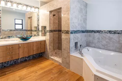 Bath - 8480 Dundee Ter, Miami Lakes, FL 33016 photo 3 of 4