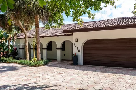 Exterior - 8480 Dundee Ter, Miami Lakes, FL 33016 photo 4 of 8