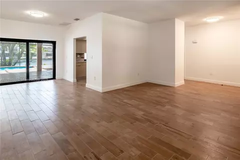 Living - 8480 Dundee Ter, Miami Lakes, FL 33016 photo 5 of 7