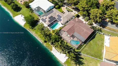 View/Area - 8480 Dundee Ter, Miami Lakes, FL 33016 photo 3 of 8