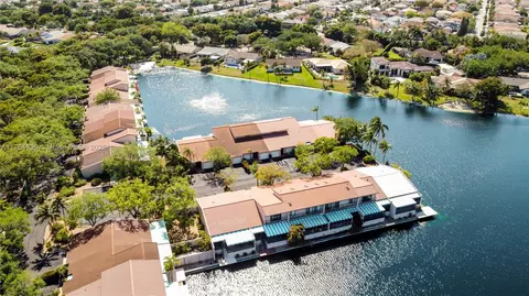 View/Area - 8480 Dundee Ter, Miami Lakes, FL 33016 photo 5 of 8
