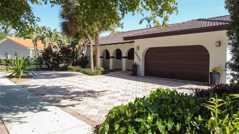 Exterior - 8480 Dundee Ter, Miami Lakes, FL 33016 photo 2 of 8