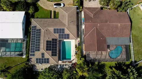 View/Area - 8480 Dundee Ter, Miami Lakes, FL 33016 photo 2 of 8