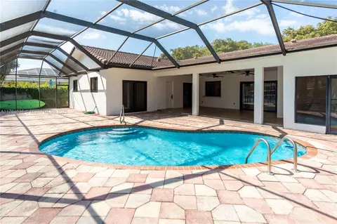 Exterior - 8480 Dundee Ter, Miami Lakes, FL 33016 photo 5 of 8