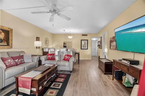 4270 NW 40th St #106, Lauderdale Lakes, FL 33319