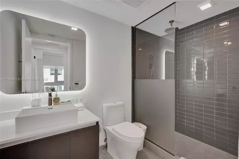 Bath - 227 NE 2nd St #1809, Miami, FL 33132 photo 1 of 2