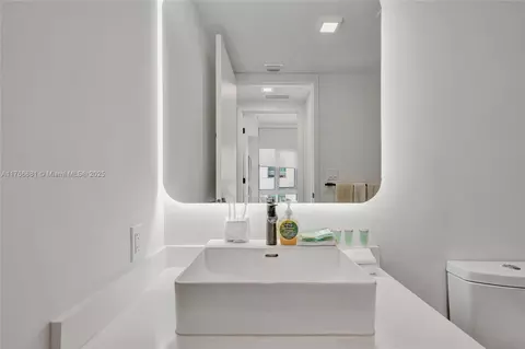 Bath - 227 NE 2nd St #1809, Miami, FL 33132 photo 2 of 2
