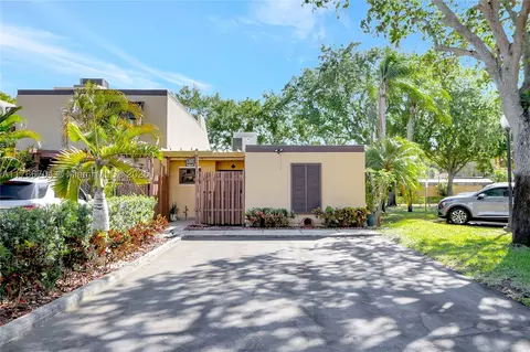 1261 W Golfview Dr, Pembroke Pines, FL 33026