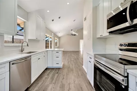 Kitchen - 141 Maplecrest Cir, Jupiter, FL 33458 photo 3 of 4