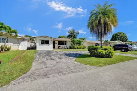 8821 NW 11th St, Pembroke Pines, FL 33024