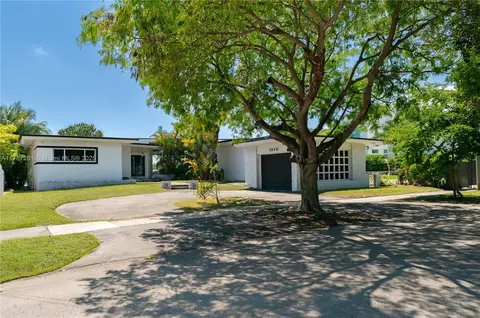 1820 Daytonia Rd, Miami Beach, FL 33141