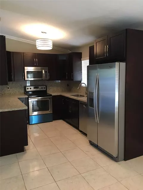 7435 N Oakmont Dr, Hialeah, FL 33015