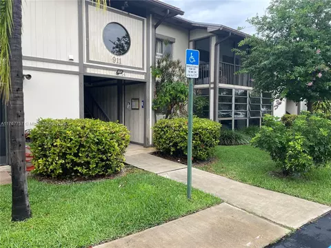 911 NE 199th St #206-14, Miami, FL 33179