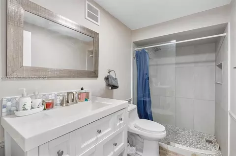 Bath - 881 Hialeah Dr, Hialeah, FL 33010 photo 1 of 3