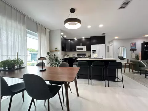 2001 N 31st Rd, Hollywood, FL 33021