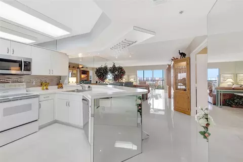 2334 S Cypress Bend Dr #908, Pompano Beach, FL 33069