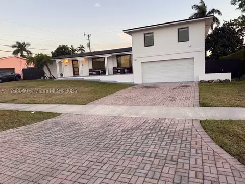 15600 Palmetto Club Dr, Miami, FL 33157