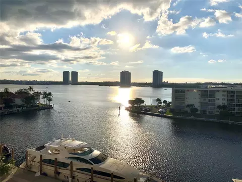 1000 W Island Blvd #712, Aventura, FL 33160