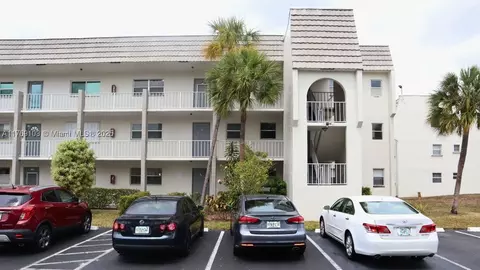 8300 Sunrise Lakes Blvd #212, Sunrise, FL 33322