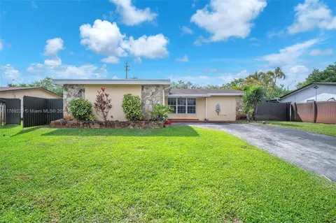 700 NW 88th Ter, Pembroke Pines, FL 33024