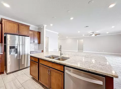 Kitchen - 5647 Barletta Dr, Saint Cloud, FL 34771 photo 6 of 8