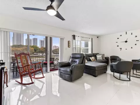 200 Diplomat Pkwy #424, Hallandale Beach, FL 33009