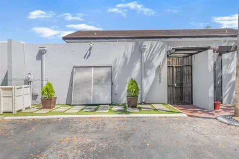 Exterior - 16505 Fox Den Ct, Miami Lakes, FL 33014 photo 3 of 5