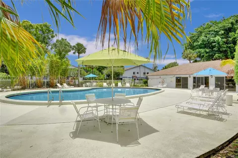 2761 S Oakland Forest Dr #201, Oakland Park, FL 33309