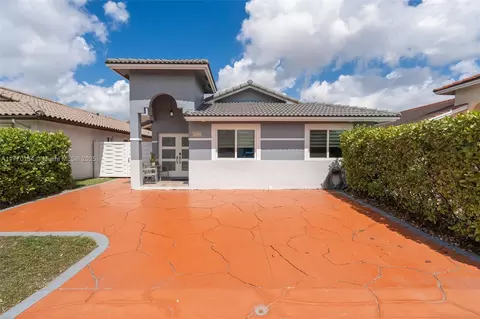 8885 NW 110th St, Hialeah Gardens, FL 33018