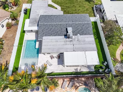 View/Area - 1990 NE 35th St, Lighthouse Point, FL 33064 photo 1 of 6