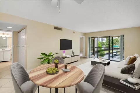 2326 S Cypress Bend Dr #218, Pompano Beach, FL 33069