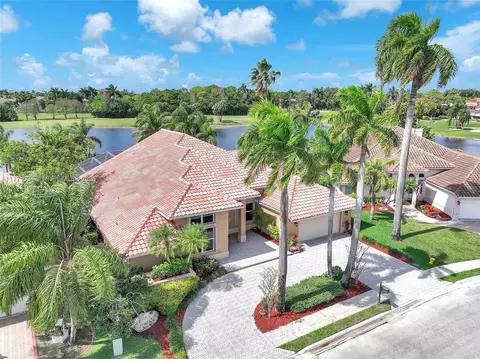 620 W Laurel Ln W, Pembroke Pines, FL 33027