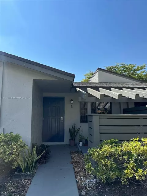 443 Lakeview Dr #5, Weston, FL 33326