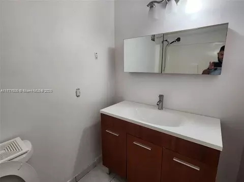 Bath - 857 W 79th Pl, Hialeah, FL 33014 photo 3 of 3