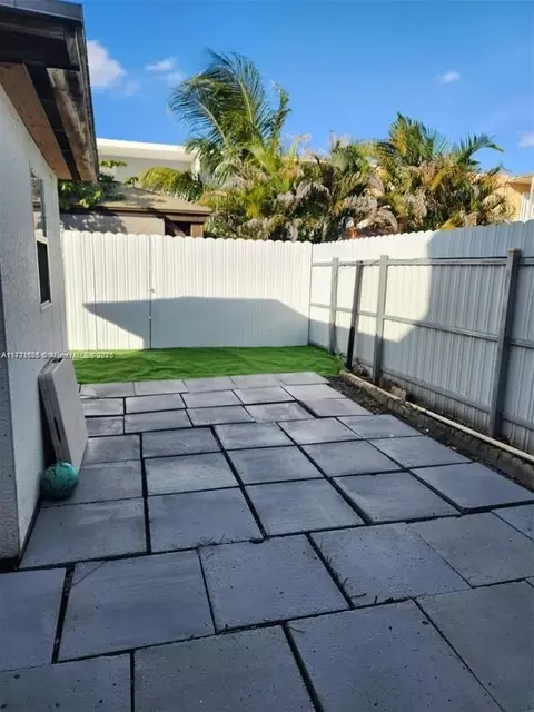 Exterior - 857 W 79th Pl, Hialeah, FL 33014 photo 3 of 4