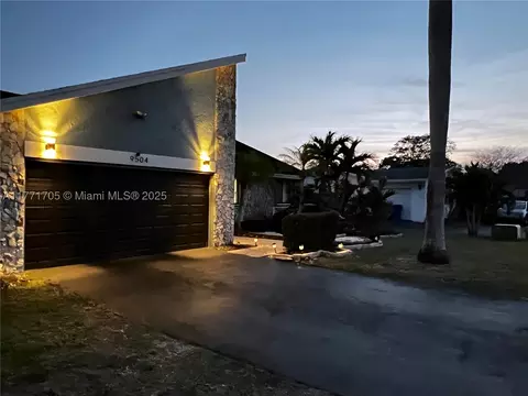 9504 NW 46th St, Sunrise, FL 33351
