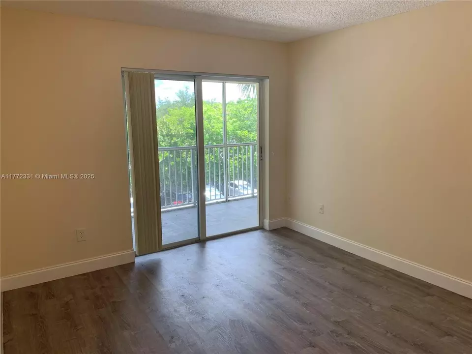 Living - 470 S Park Rd #7-307, Hollywood, FL 33021 photo 5 of 5