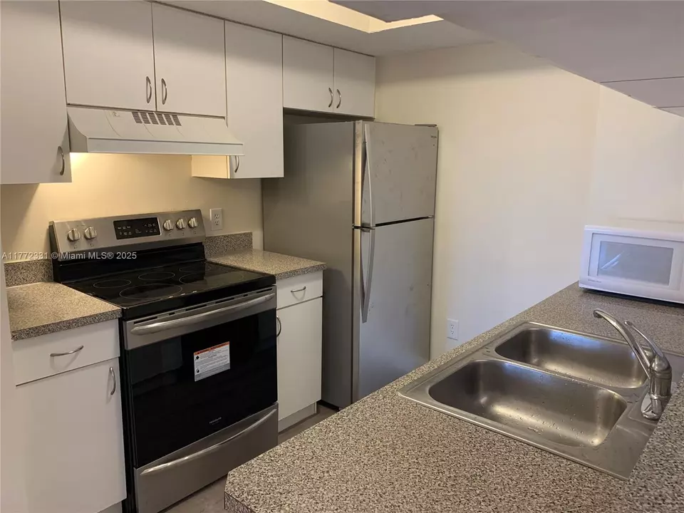 Kitchen - 470 S Park Rd #7-307, Hollywood, FL 33021 photo 2 of 3