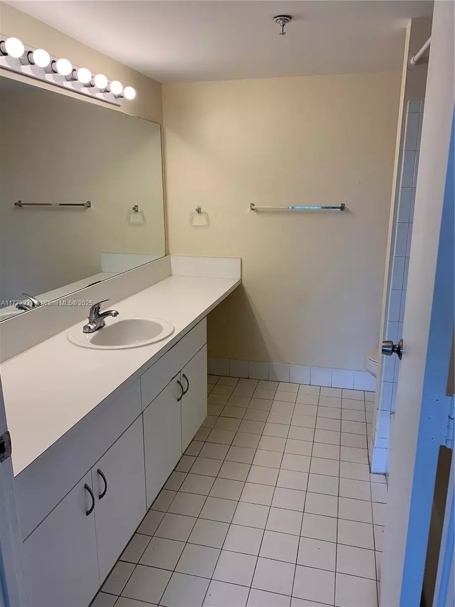Bath - 470 S Park Rd #7-307, Hollywood, FL 33021 photo 2 of 3