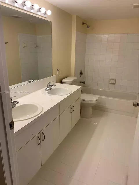 Bath - 470 S Park Rd #7-307, Hollywood, FL 33021 photo 1 of 3