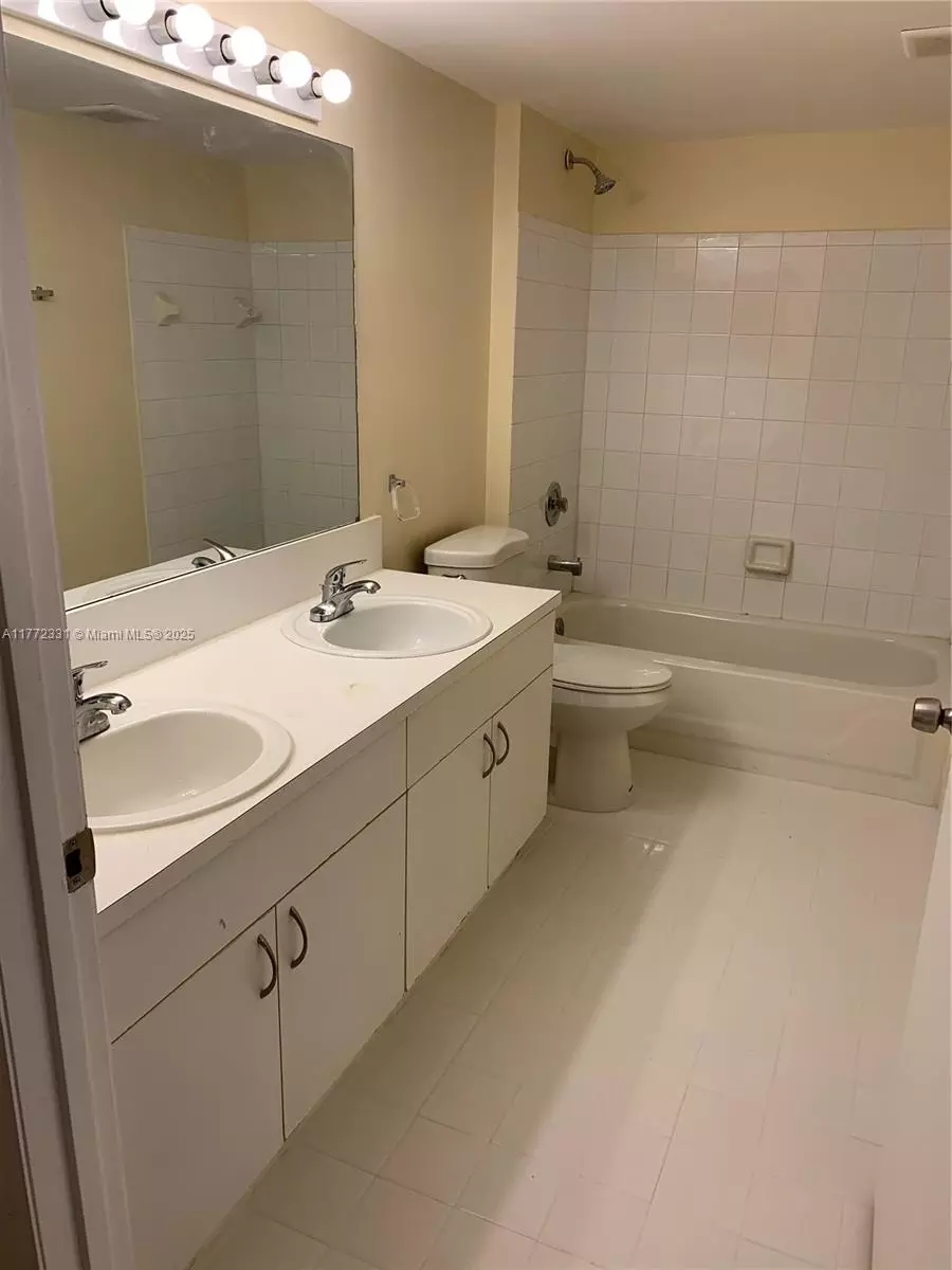 Bath - 470 S Park Rd #7-307, Hollywood, FL 33021 photo 1 of 3