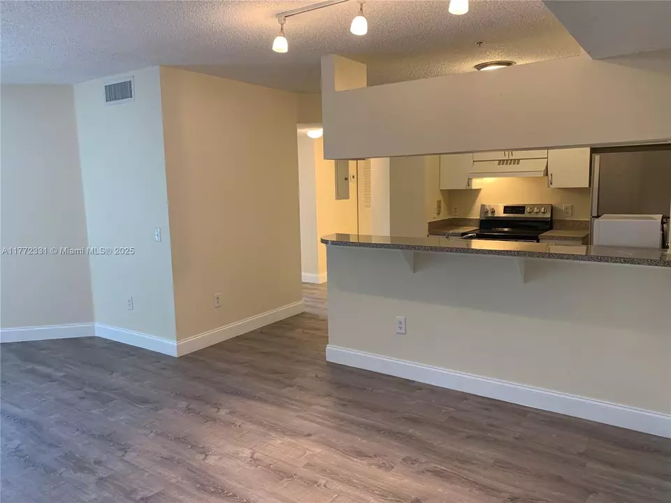 Living - 470 S Park Rd #7-307, Hollywood, FL 33021 photo 2 of 5
