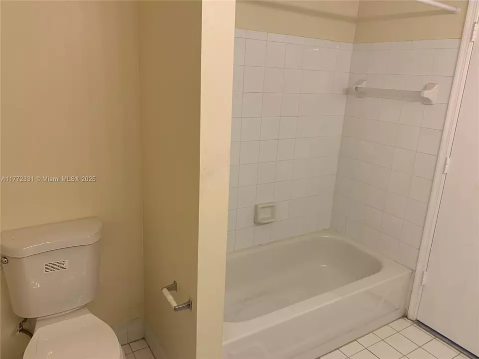 Bath - 470 S Park Rd #7-307, Hollywood, FL 33021 photo 3 of 3