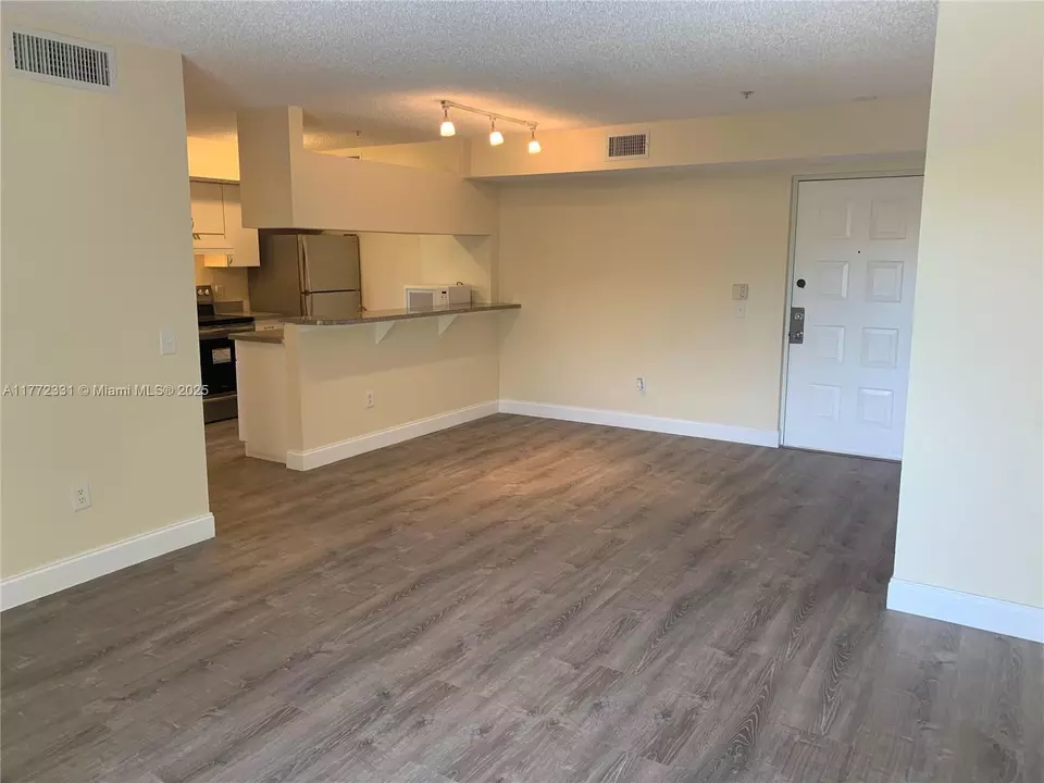 Living - 470 S Park Rd #7-307, Hollywood, FL 33021 photo 1 of 5