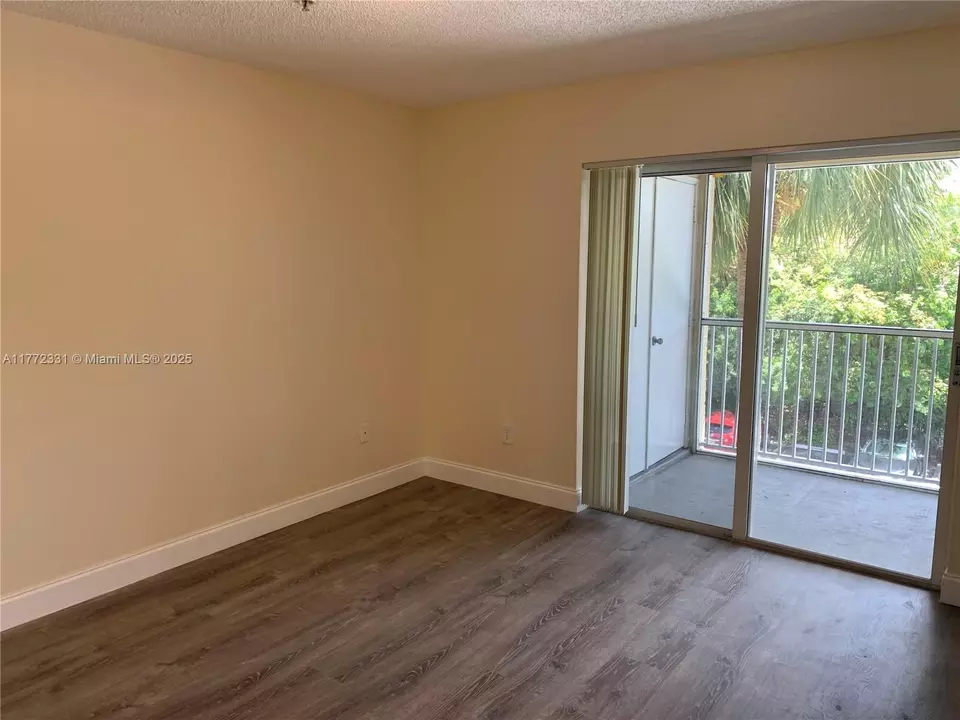 Living - 470 S Park Rd #7-307, Hollywood, FL 33021 photo 4 of 5